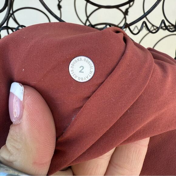 Lululemon Noir Short 5.5" Rustic Clay Size 2 - Picture 8 of 13